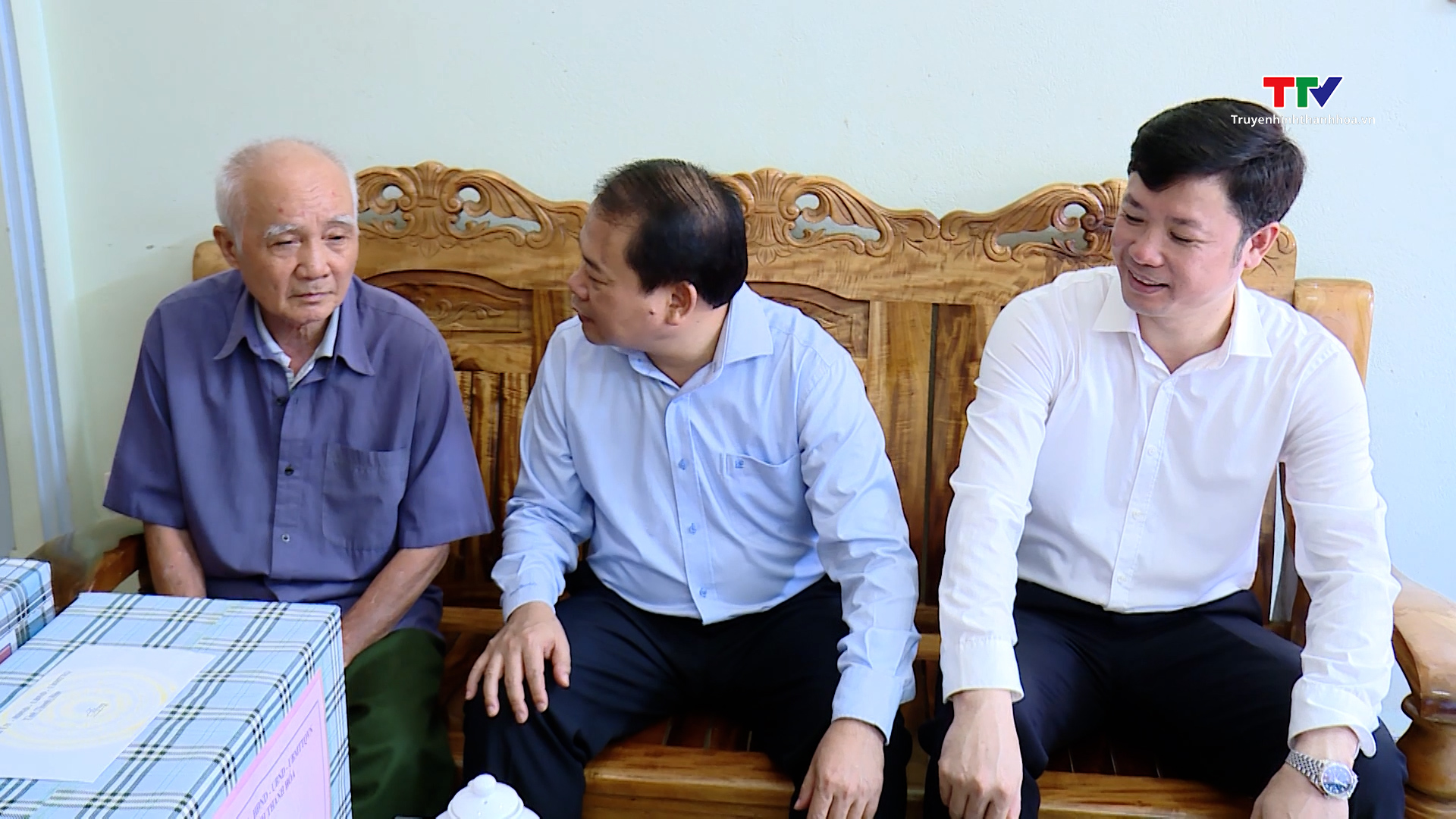 Trưởng Ban Tổ chức Tỉnh ủy Nguyễn Văn Hùng viếng nghĩa trang liệt sĩ và thăm tặng quà gia đình chính sách huyện Cẩm Thủy- Ảnh 3.