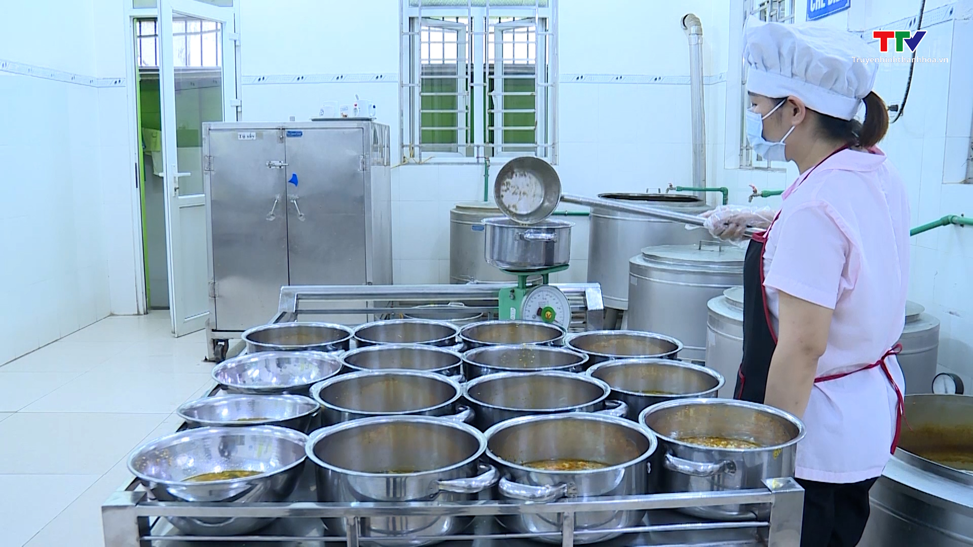 Tăng cường đảm bảo an toàn vệ sinh thực phẩm các bếp ăn bán trú tại trường mầm non
- Ảnh 1.