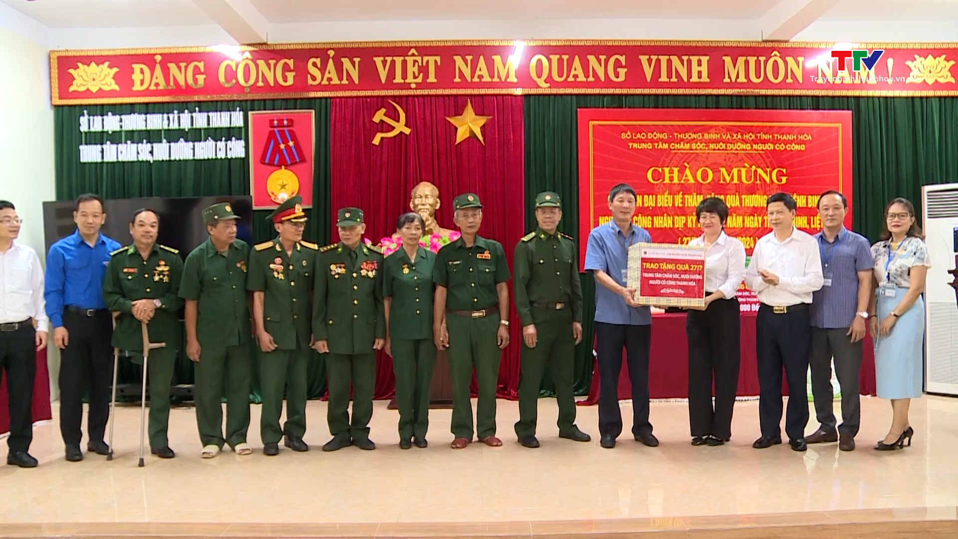 Báo Tiền phong và Tập đoàn Him Lam cùng một số đơn vị thăm, tặng quà Trung tâm Chăm sóc và Nuôi dưỡng người có công nhân dịp 27/7- Ảnh 1.