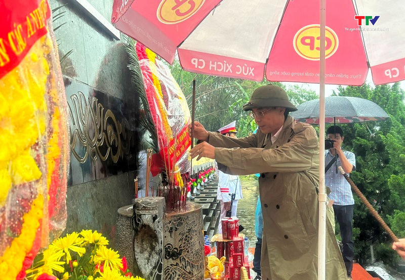 Phó Chủ tịch Uỷ ban Nhân dân tỉnh Đầu Thanh Tùng viếng nghĩa trang liệt sĩ, thăm và tặng quà gia đình chính sách tại huyện Quan Hóa- Ảnh 1.