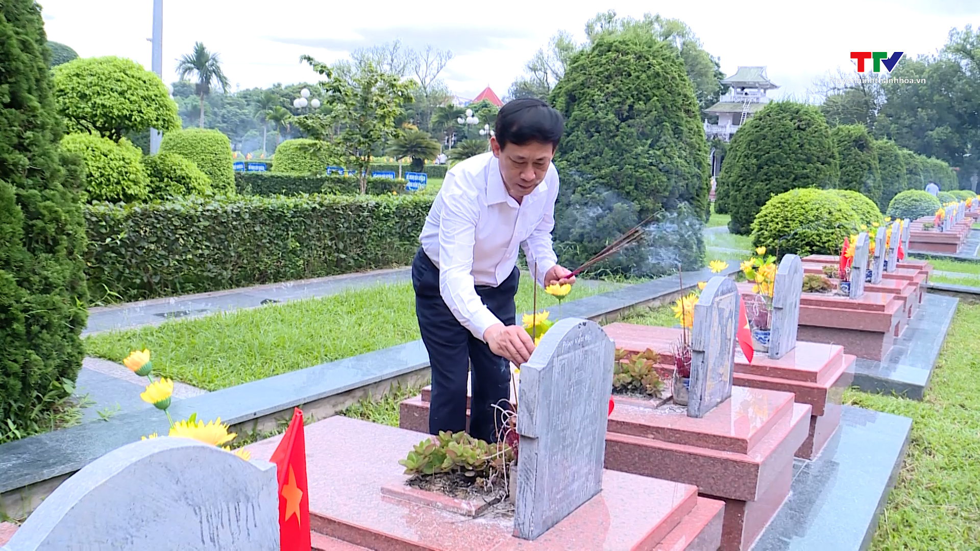 Đoàn công tác của  tỉnh Thanh Hóa viếng các nghĩa trang liệt sĩ tại tỉnh Điện Biên- Ảnh 3.