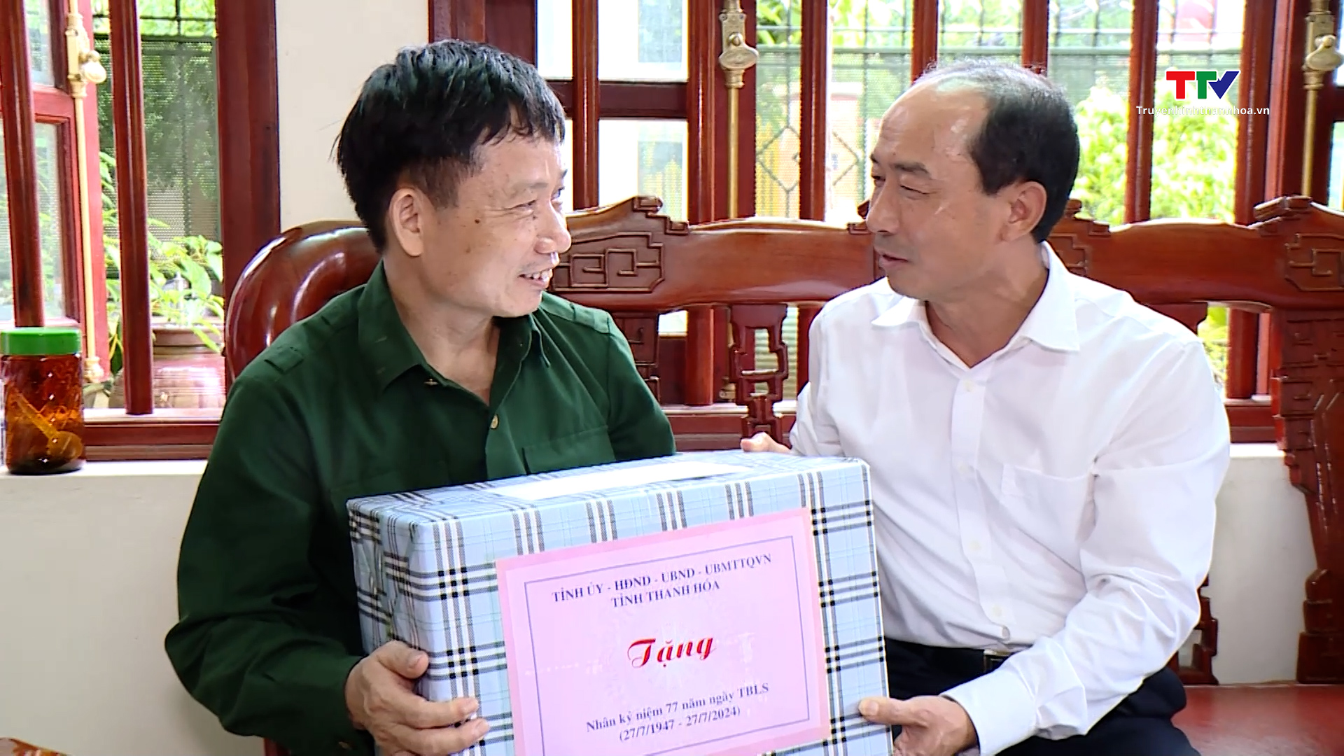 Phó Chủ tịch Thường trực Hội đồng Nhân dân tỉnh Lê Tiến Lam thăm, tặng quà gia đình chính sách tại thị xã Bỉm Sơn- Ảnh 2.