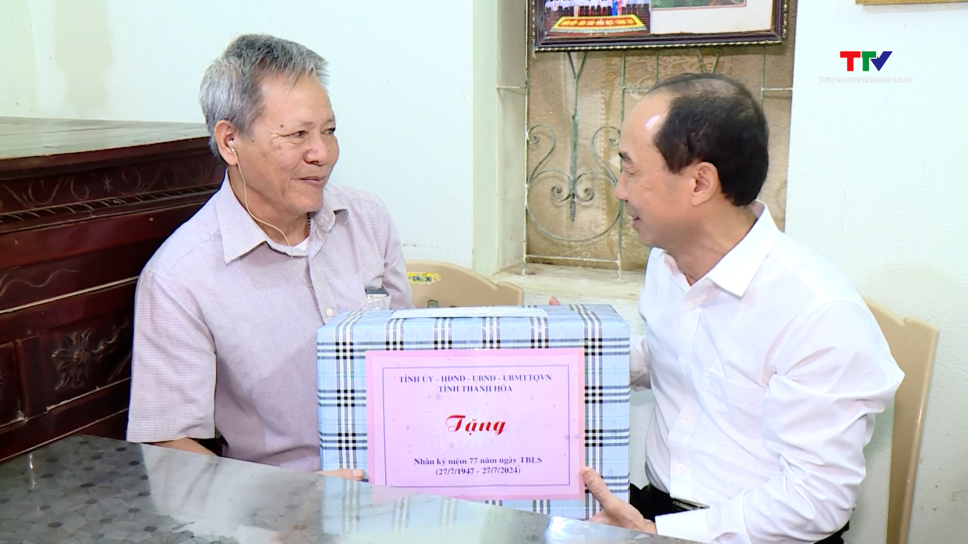 Phó Chủ tịch Thường trực Hội đồng Nhân dân tỉnh Lê Tiến Lam thăm, tặng quà gia đình chính sách tại thị xã Bỉm Sơn- Ảnh 3.