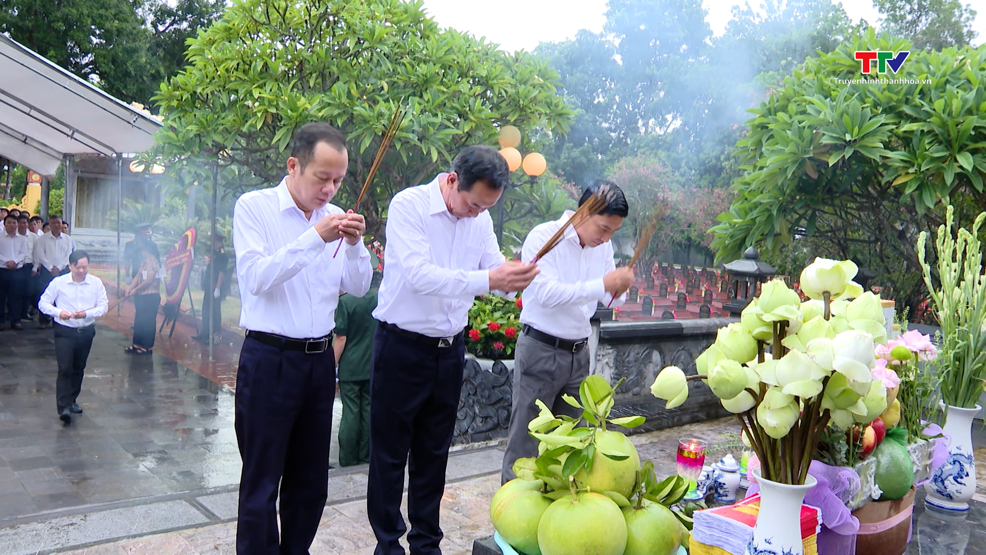 Phó Bí thư Tỉnh uỷ Trịnh Tuấn Sinh viếng nghĩa trang liệt sĩ và thăm, tặng quà gia đình chính sách tại huyện Thiệu Hoá và Hậu Lộc- Ảnh 1.