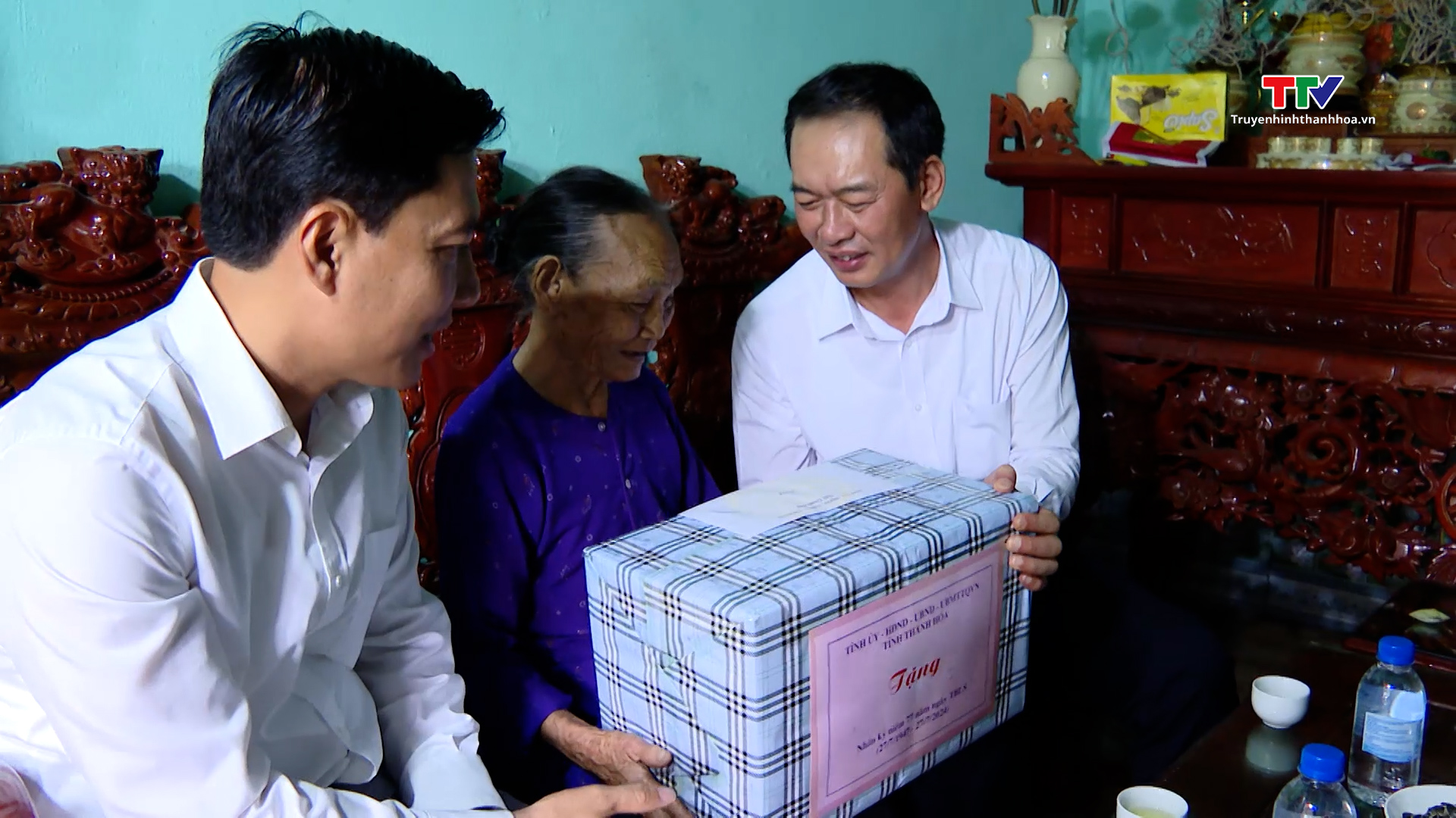 Phó Bí thư Tỉnh uỷ Trịnh Tuấn Sinh viếng nghĩa trang liệt sĩ và thăm, tặng quà gia đình chính sách tại huyện Thiệu Hoá và Hậu Lộc- Ảnh 3.