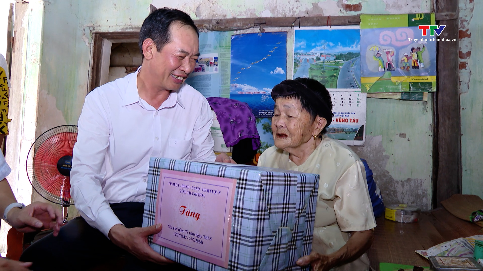Phó Bí thư Tỉnh uỷ Trịnh Tuấn Sinh viếng nghĩa trang liệt sĩ và thăm, tặng quà gia đình chính sách tại huyện Thiệu Hoá và Hậu Lộc- Ảnh 2.
