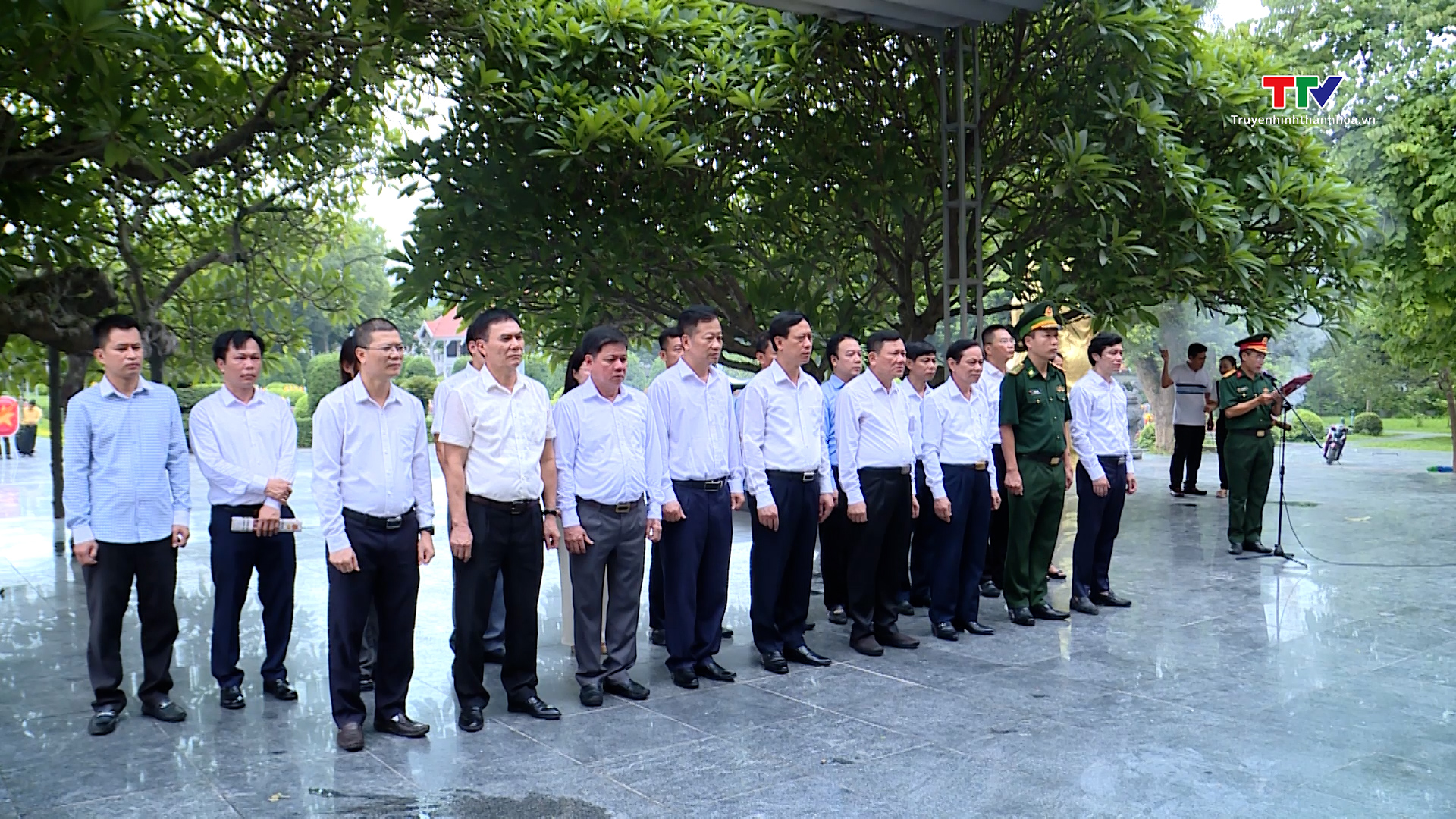Đoàn công tác của  tỉnh Thanh Hóa viếng các nghĩa trang liệt sĩ tại tỉnh Điện Biên- Ảnh 1.