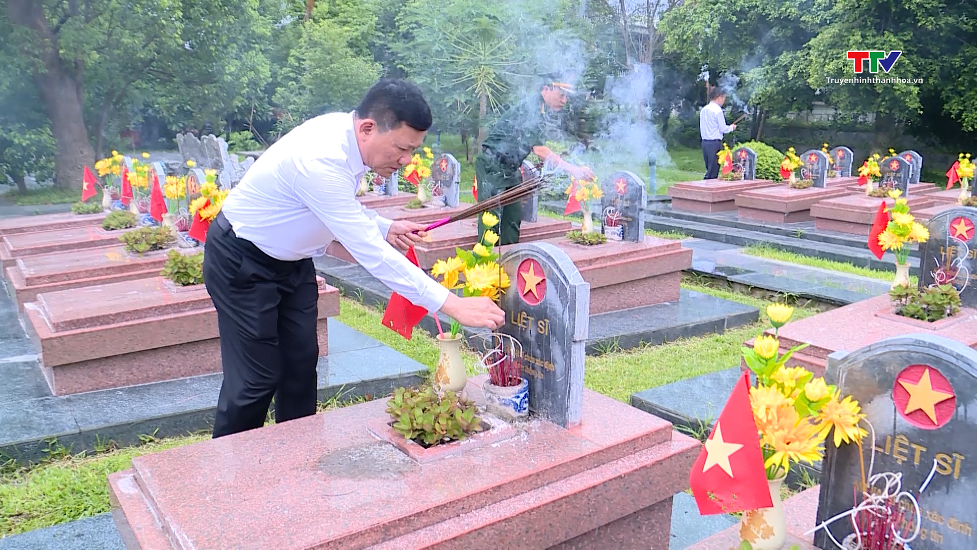 Đoàn công tác của  tỉnh Thanh Hóa viếng các nghĩa trang liệt sĩ tại tỉnh Điện Biên- Ảnh 2.