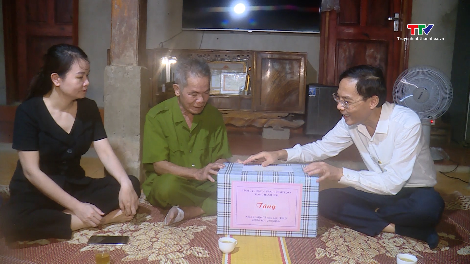 Phó Chủ tịch Uỷ ban Nhân dân tỉnh Đầu Thanh Tùng viếng nghĩa trang liệt sĩ, thăm và tặng quà gia đình chính sách tại huyện Quan Hóa- Ảnh 2.