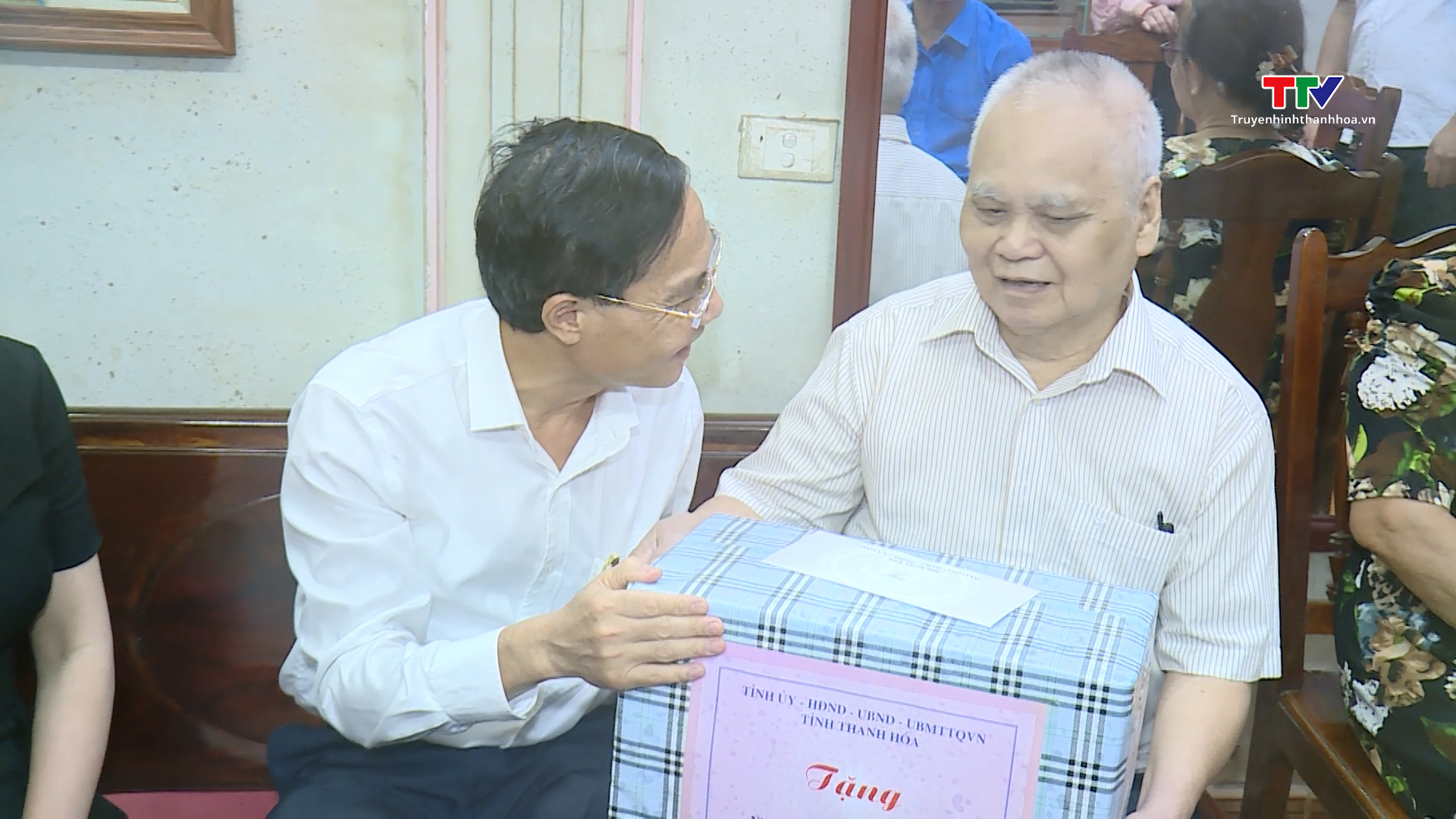 Phó Chủ tịch Uỷ ban Nhân dân tỉnh Đầu Thanh Tùng viếng nghĩa trang liệt sĩ, thăm và tặng quà gia đình chính sách tại huyện Quan Hóa- Ảnh 3.