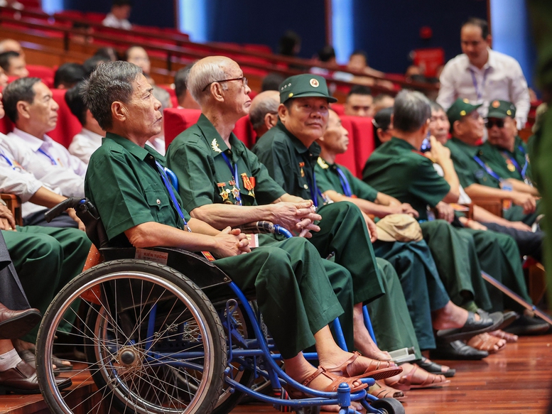 Thủ tướng: Đẩy mạnh công tác "đền ơn đáp nghĩa" với trách nhiệm lớn lao và nghĩa tình sâu nặng- Ảnh 4.