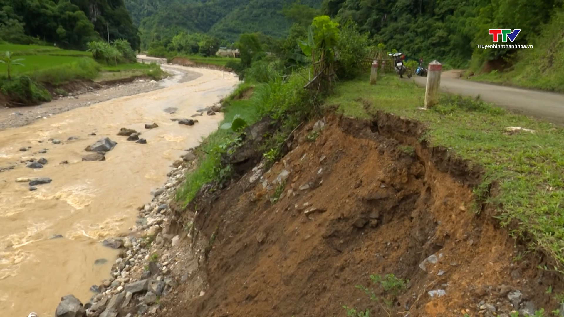 Huyện Quan Sơn khẩn trương khắc phục thiệt hại do mưa lũ- Ảnh 1.