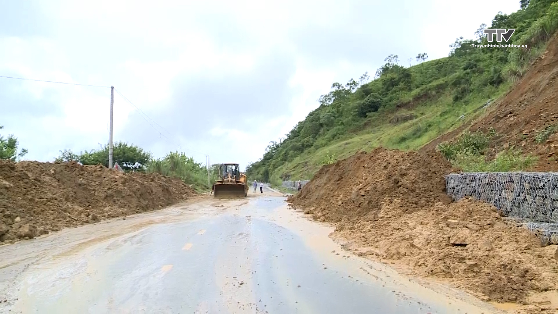 Công tác khắc phục, đảm bảo giao thông sau mưa lũ tại khu vực miền núi- Ảnh 1.
