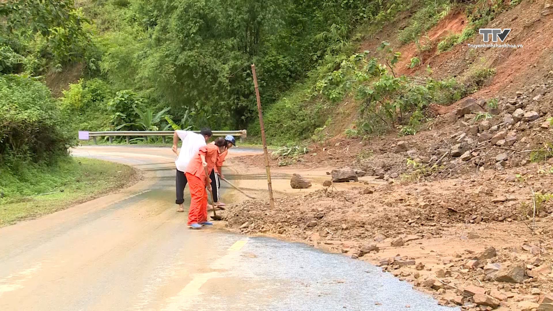 Công tác khắc phục, đảm bảo giao thông sau mưa lũ tại khu vực miền núi- Ảnh 3.
