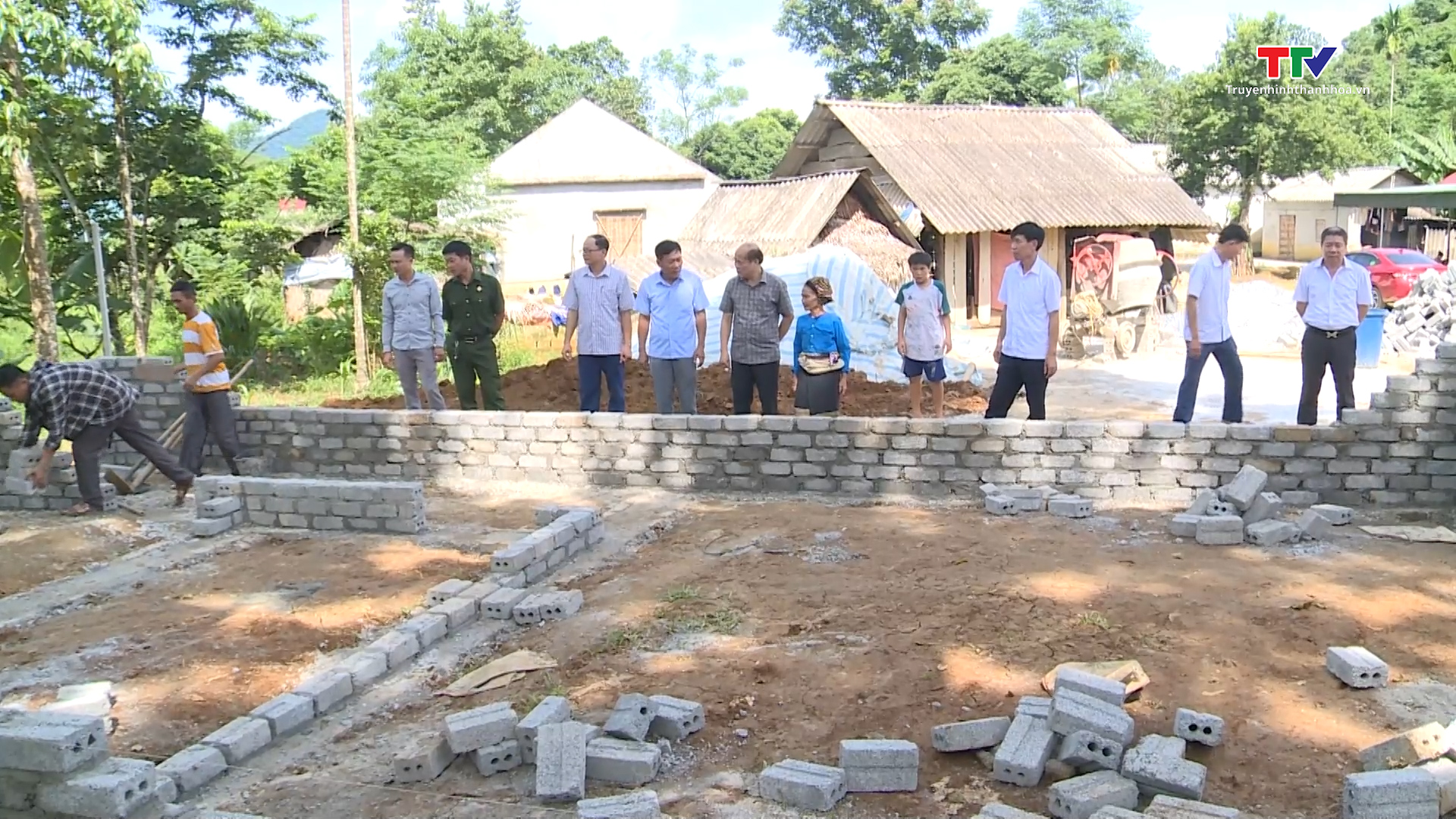Trao 160 triệu đồng hỗ trợ xây dựng nhà cho hộ nghèo tại xã Thanh Phong, huyện Như Xuân- Ảnh 1.