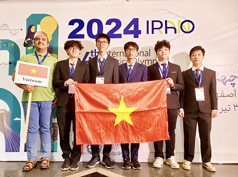 Việt Nam giành 2 huy chương vàng, 3 huy chương bạc tại Olympic Vật lý quốc tế 2024- Ảnh 1.