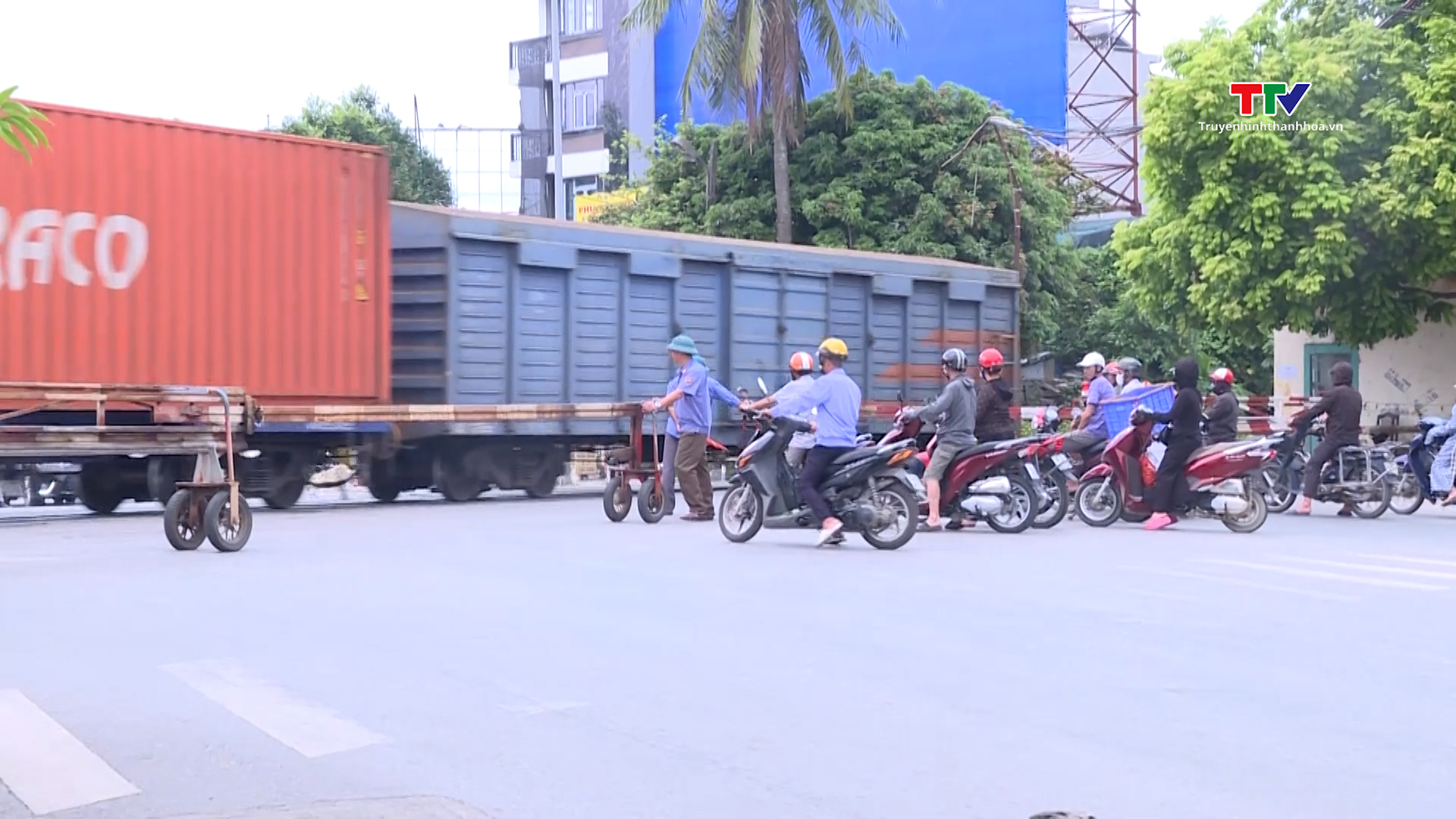 Xử lý vi phạm giao thông đường sắt tại các đường ngang dân sinh trên địa bàn thành phố Thanh Hoá
- Ảnh 3.