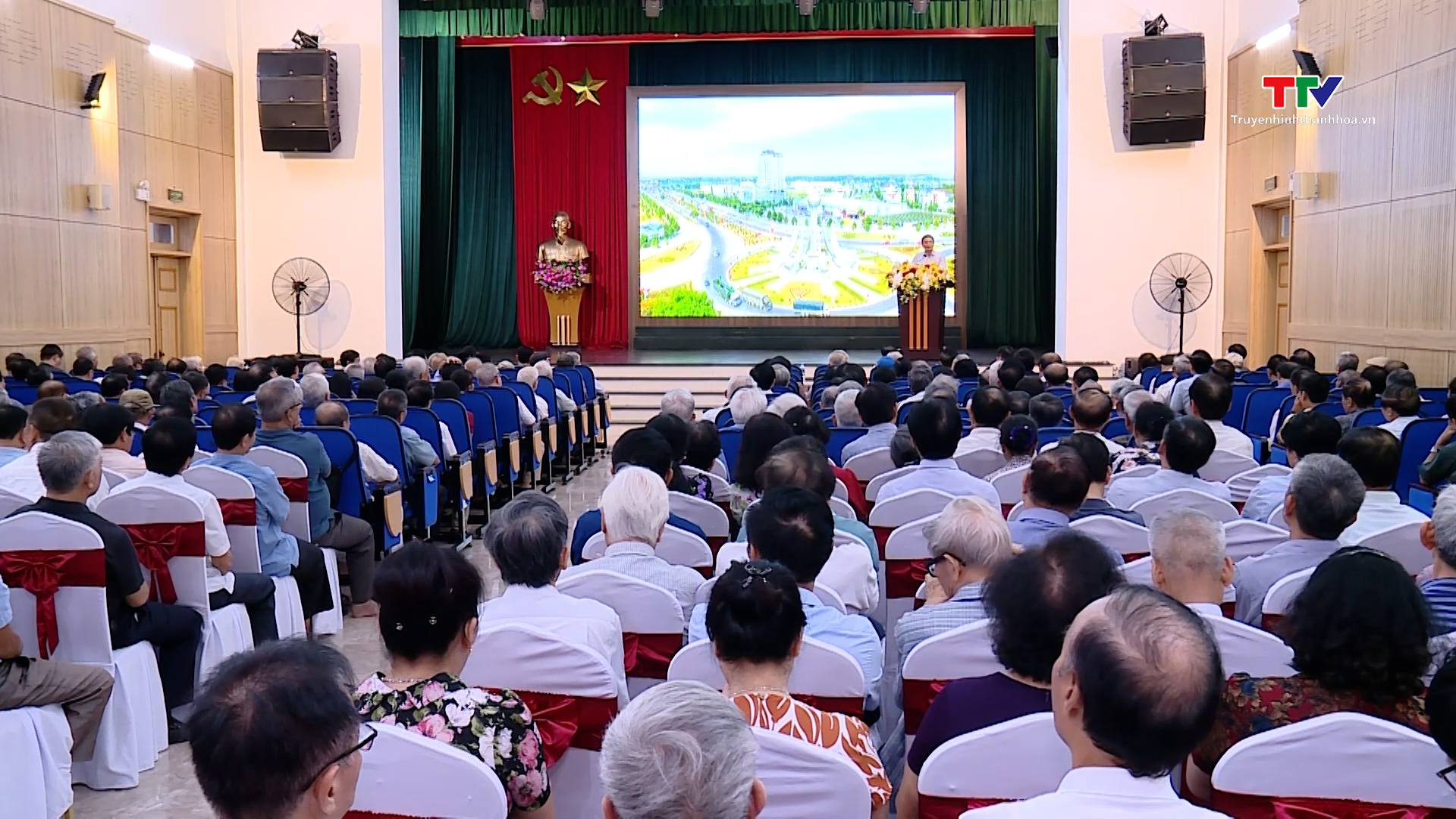 Bí thư Tỉnh ủy Đỗ Trọng Hưng gặp mặt nguyên lãnh đạo các sở, ban, ngành, đoàn thể cấp tỉnh- Ảnh 2.