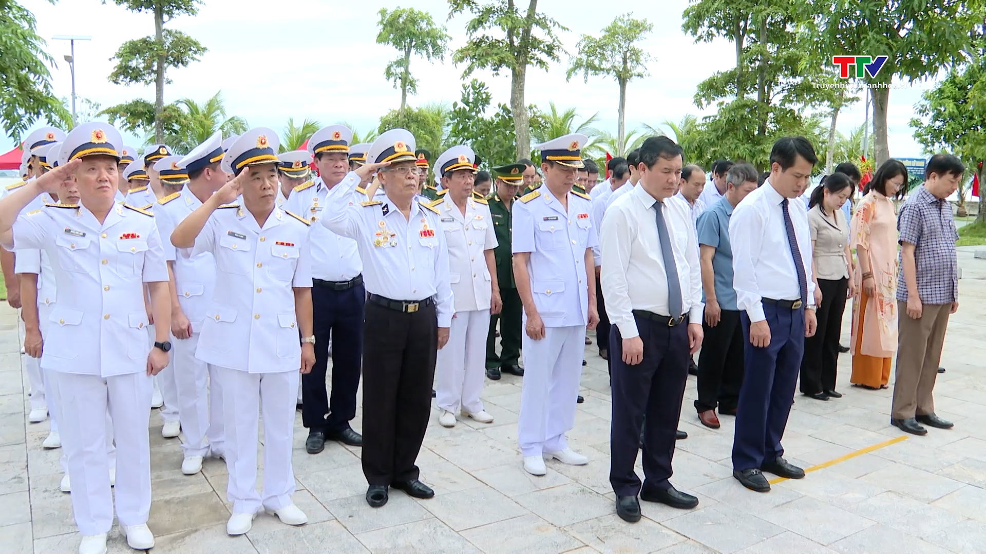 Dâng hương tưởng niệm các anh hùng liệt sĩ và Nhân dân hy sinh trong chiến thắng trận đầu, năm 1964- Ảnh 2.