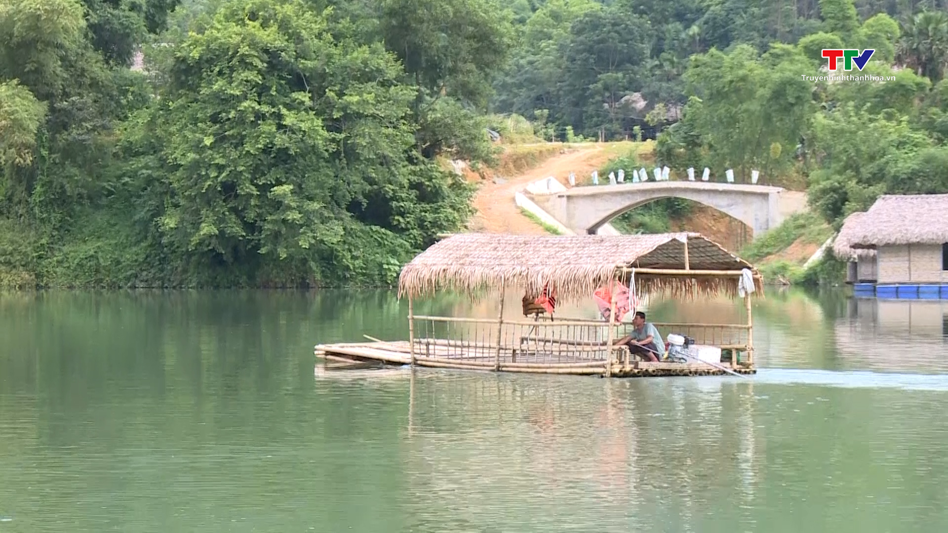Huyện Thường Xuân nghiêm cấm bè mảng chở khách du lịch trên lòng hồ Xuân Minh- Ảnh 1.