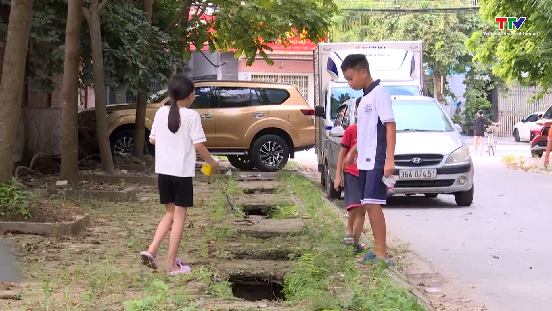 Hố ga hư hỏng và mất nắp đậy tại nhiều khu dân cư gây mất an toàn giao thông- Ảnh 4.