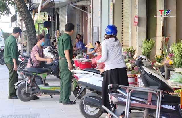 Phường Ba Đình, thành phố Thanh Hóa tăng cường đảm bảo hành lang an toàn giao thông- Ảnh 1.