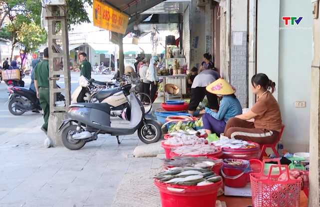 Phường Ba Đình, thành phố Thanh Hóa tăng cường đảm bảo hành lang an toàn giao thông- Ảnh 2.