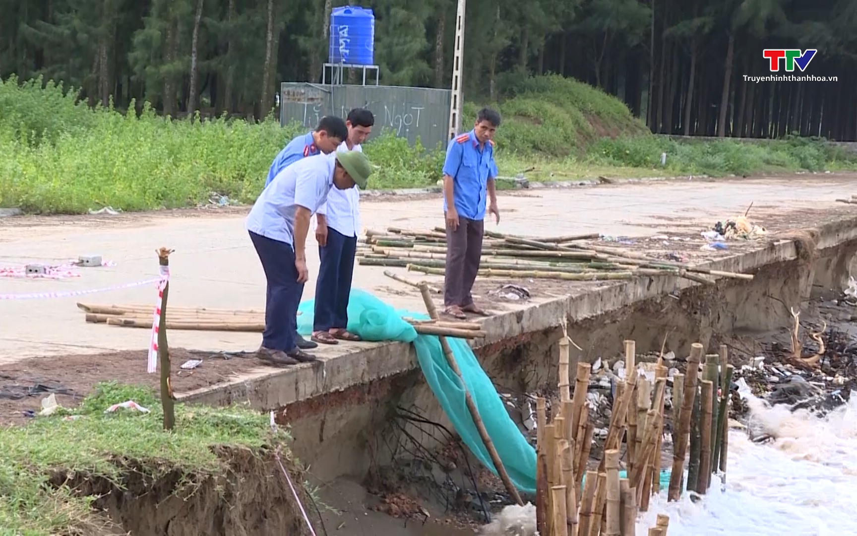 Cần tiếp tục chủ động phòng chống sạt lở đê điều và xâm thực bờ biển