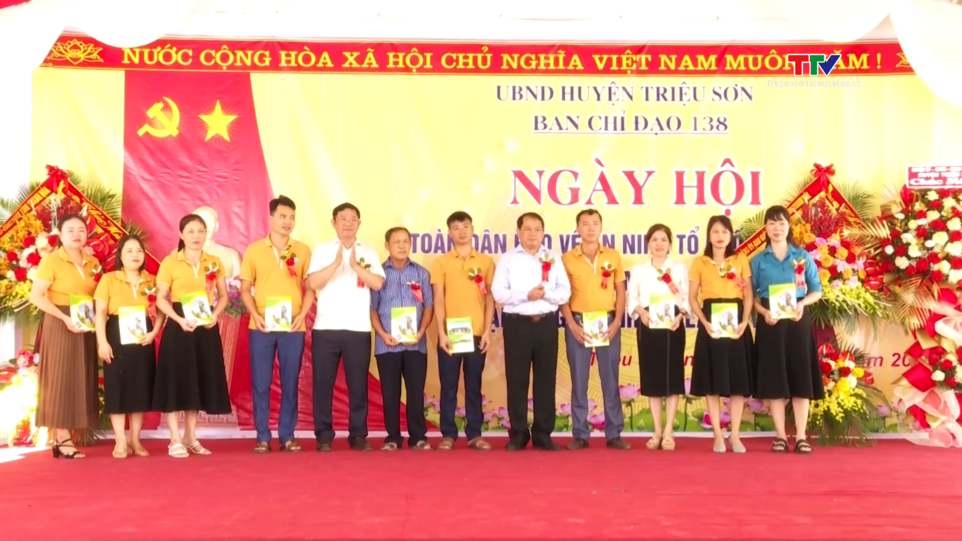 
Trưởng Ban Tổ chức Tỉnh ủy Nguyễn Văn Hùng dự "Ngày hội toàn dân bảo vệ an ninh Tổ quốc năm 2024" tại Triệu Sơn- Ảnh 2.