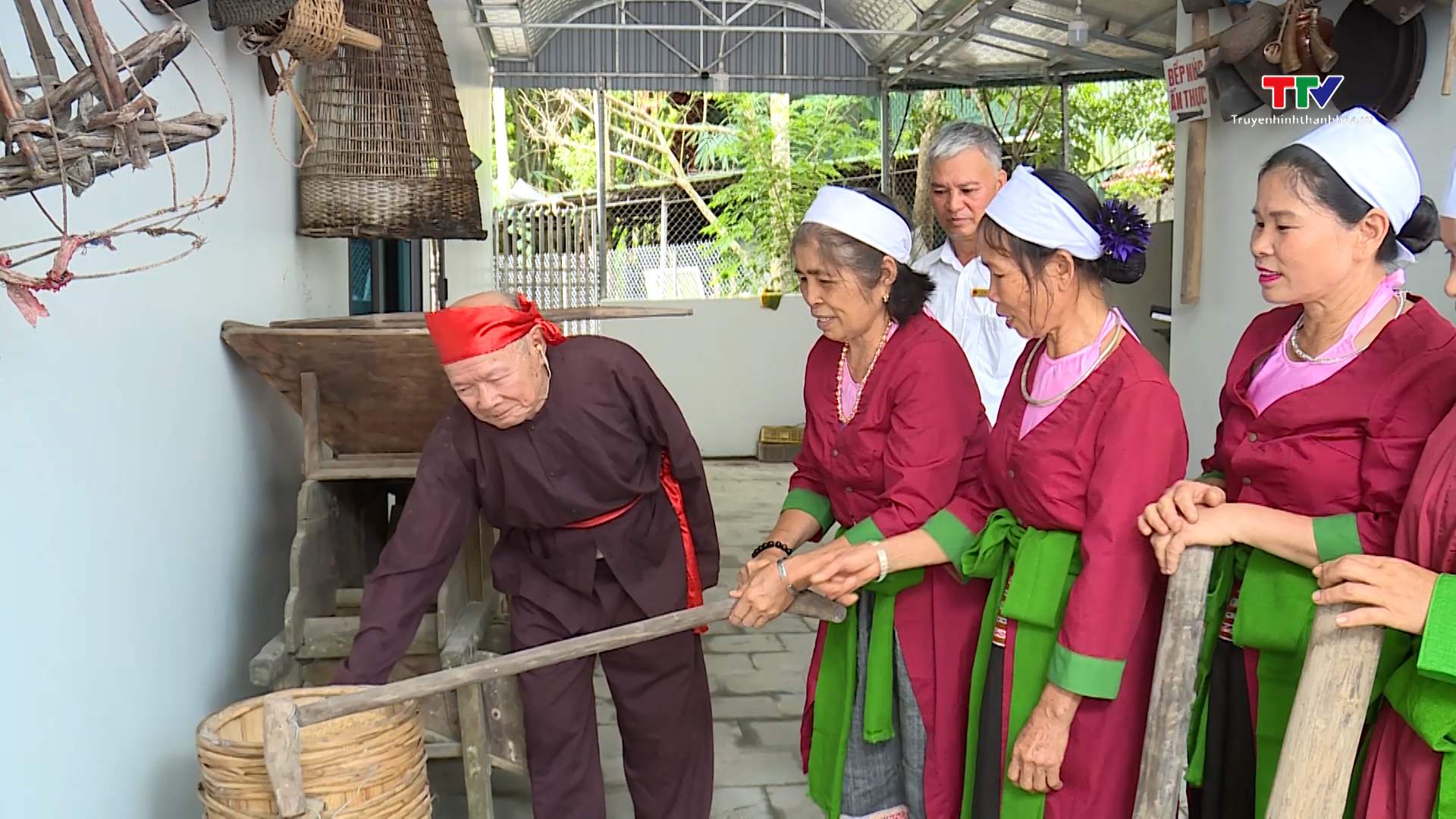 Người “giữ hồn” văn hoá dân tộc Thổ Thanh Hóa- Ảnh 3.