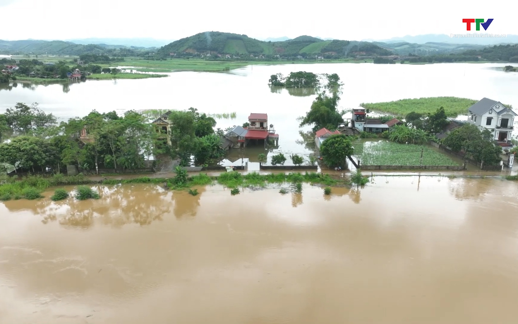 Nhiều hộ dân của huyện Thạch Thành bị cô lập do lũ sông Bưởi