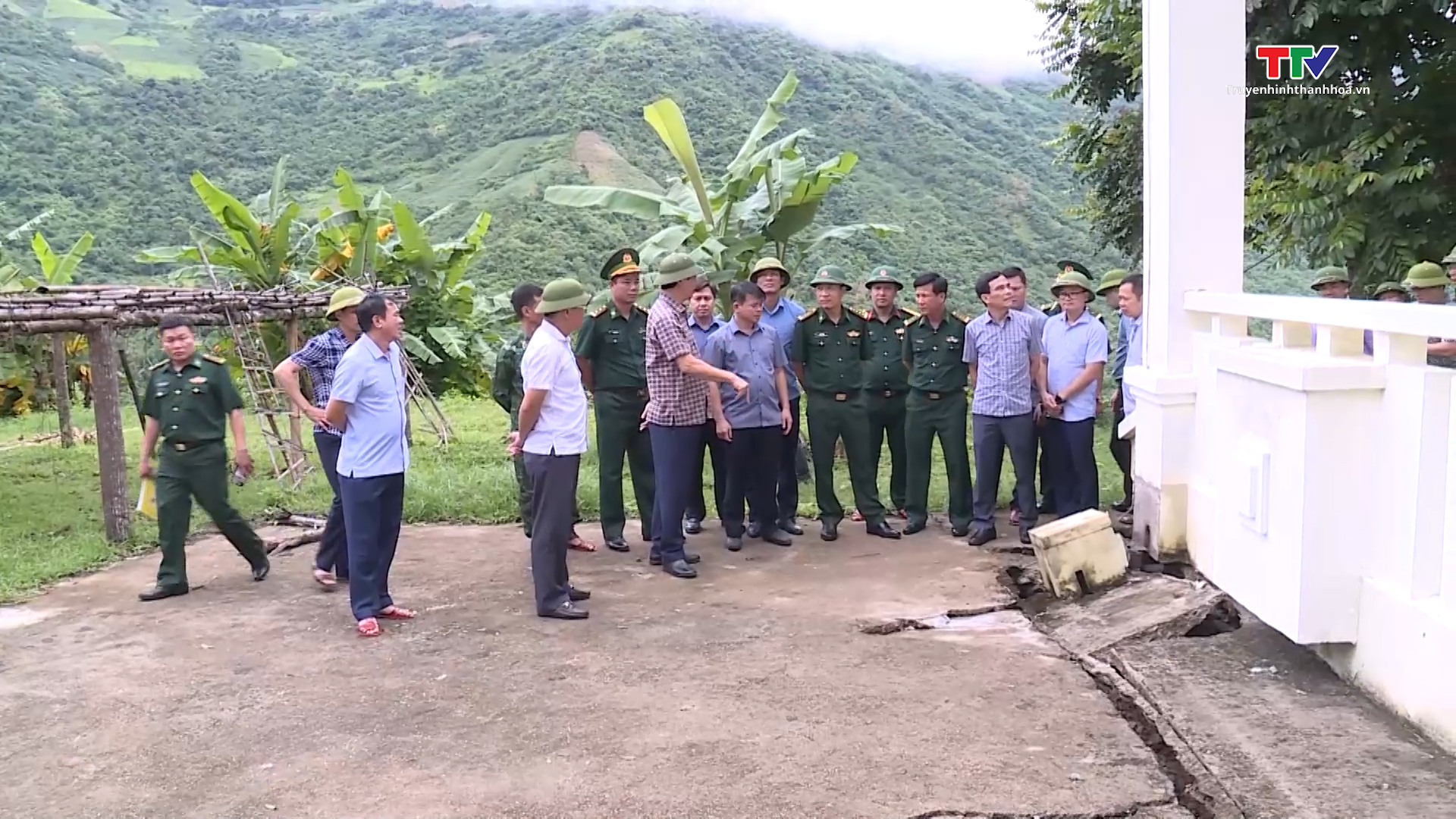 Phó Chủ tịch UBND tỉnh Lê Đức Giang kiểm tra và chỉ đạo khắc phục hậu quả bão số 3 tại các huyện Mường Lát và Quan Hóa- Ảnh 1.