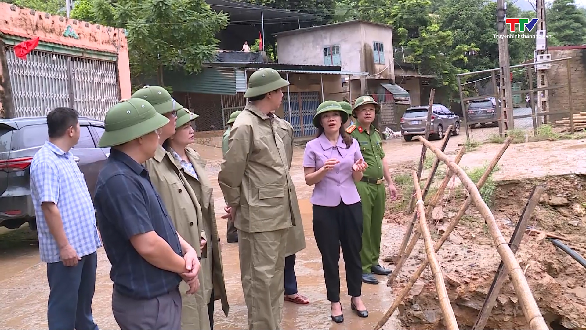 Phó Chủ tịch UBND tỉnh Lê Đức Giang kiểm tra và chỉ đạo khắc phục hậu quả bão số 3 tại các huyện Mường Lát và Quan Hóa- Ảnh 4.