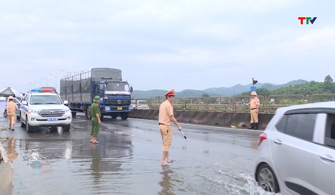 Quốc lộ 1A qua huyện Hà Trung và quốc lộ 217B qua Bỉm Sơn vẫn bị ngập nước- Ảnh 1.