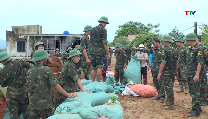 Tập trung khắc phục sự cố thấm dột đê sông Hoạt, huyện Hà Trung- Ảnh 2.