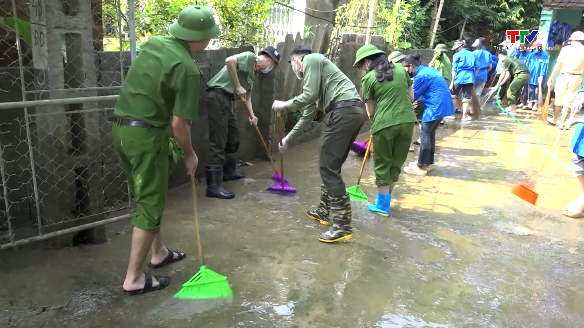 Huyện Thạch Thành huy động các lực lượng giúp dân khắc phục thiệt hại sau mưa lũ- Ảnh 3.