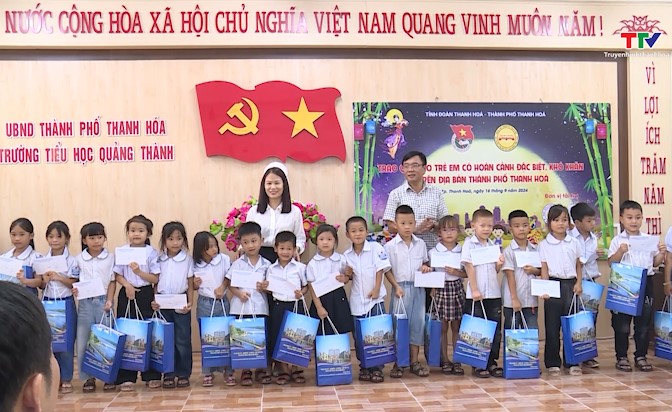 Thành phố Thanh Hoá trao quà cho trẻ em có hoàn cảnh đặc biệt, khó khăn- Ảnh 1.