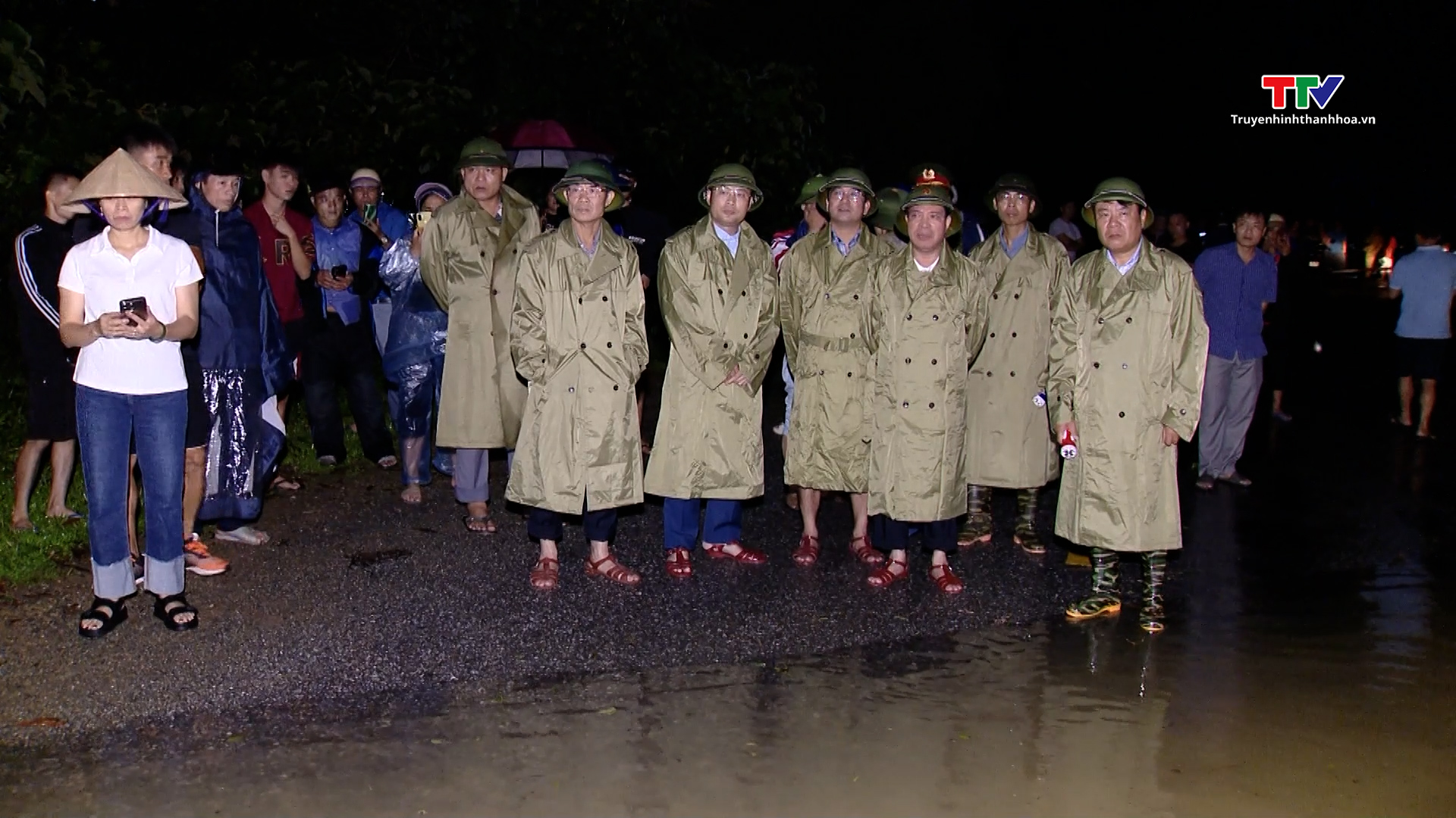 Phó Bí thư Thường trực Tỉnh uỷ Lại Thế Nguyên kiểm tra việc vận hành xả lũ tại hồ chứa nước Cửa Đạt- Ảnh 3.