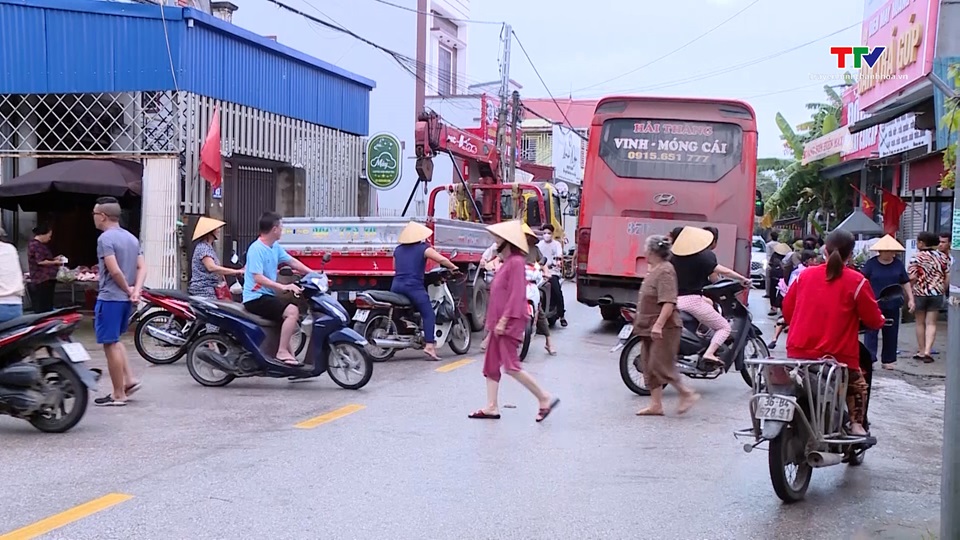 Chợ cóc tại xã Quảng Nham, huyện Quảng Xương tiềm ẩn nguy cơ mất an toàn giao thông- Ảnh 2.