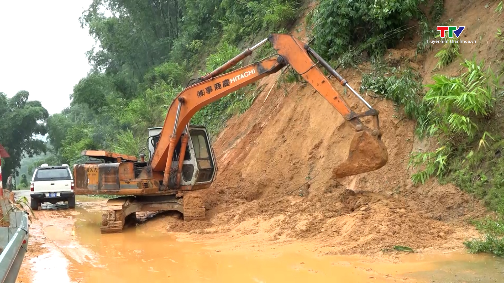 Huyện Quan Sơn  khẩn trương khắc phục thiệt hại do mưa lũ- Ảnh 1.