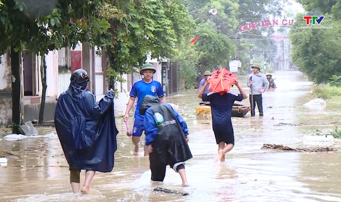 Lũ dâng cao, Thanh Hóa sơ tán hàng nghìn hộ dân- Ảnh 1.