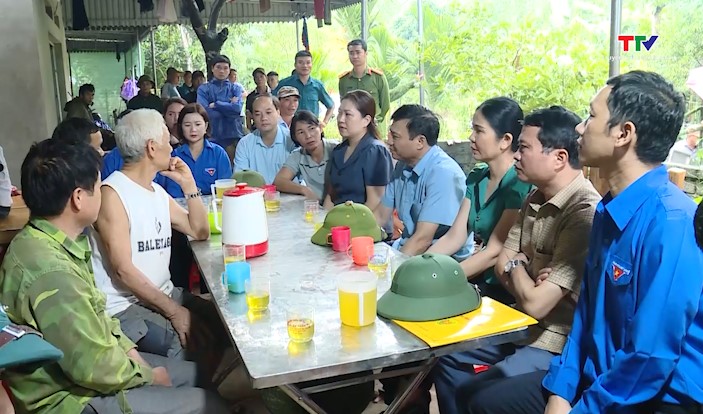 Thăm hỏi, động viên gia đình có người bị đuối nước do mưa lũ tại huyện Như Xuân- Ảnh 1.