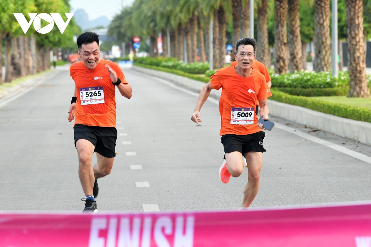 Liên hoan phát thanh toàn quốc lần thứ XVI: Phóng viên, biên tập hào hứng chạy "Vì làn sóng khỏe"- Ảnh 12.