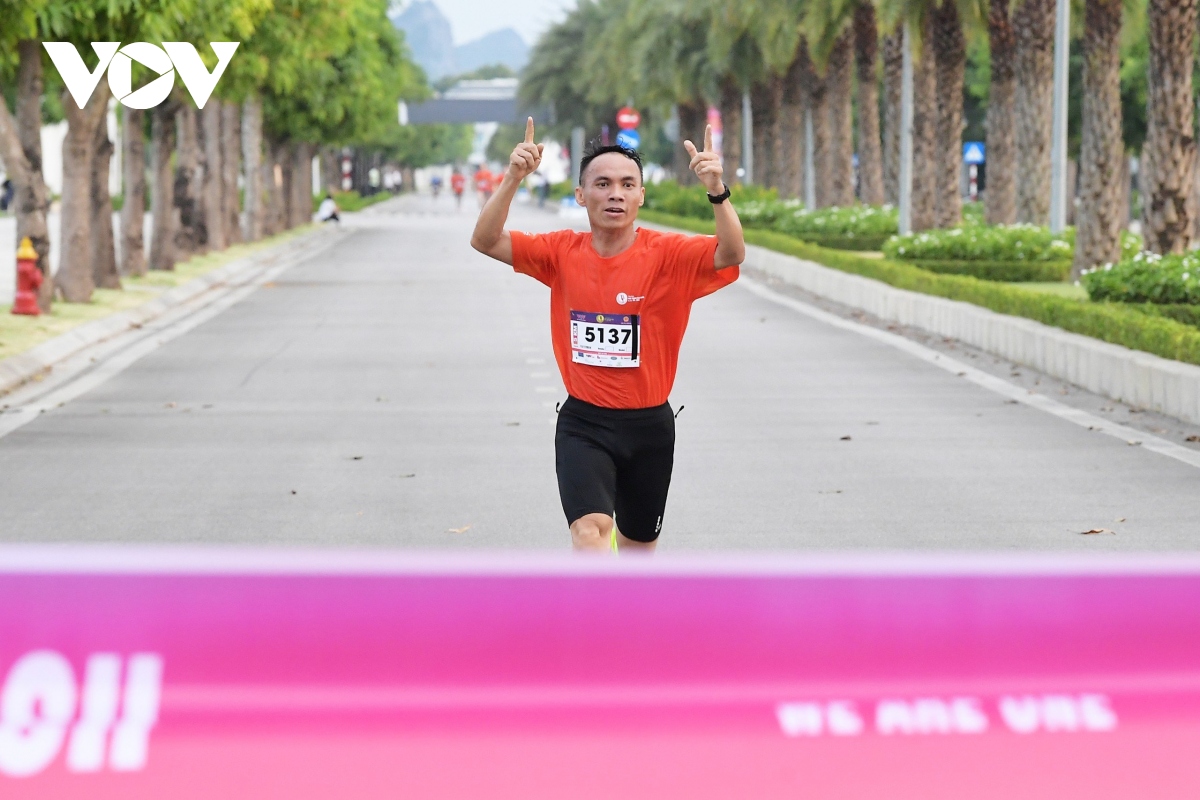 Liên hoan phát thanh toàn quốc lần thứ XVI: Phóng viên, biên tập hào hứng chạy "Vì làn sóng khỏe"- Ảnh 8.