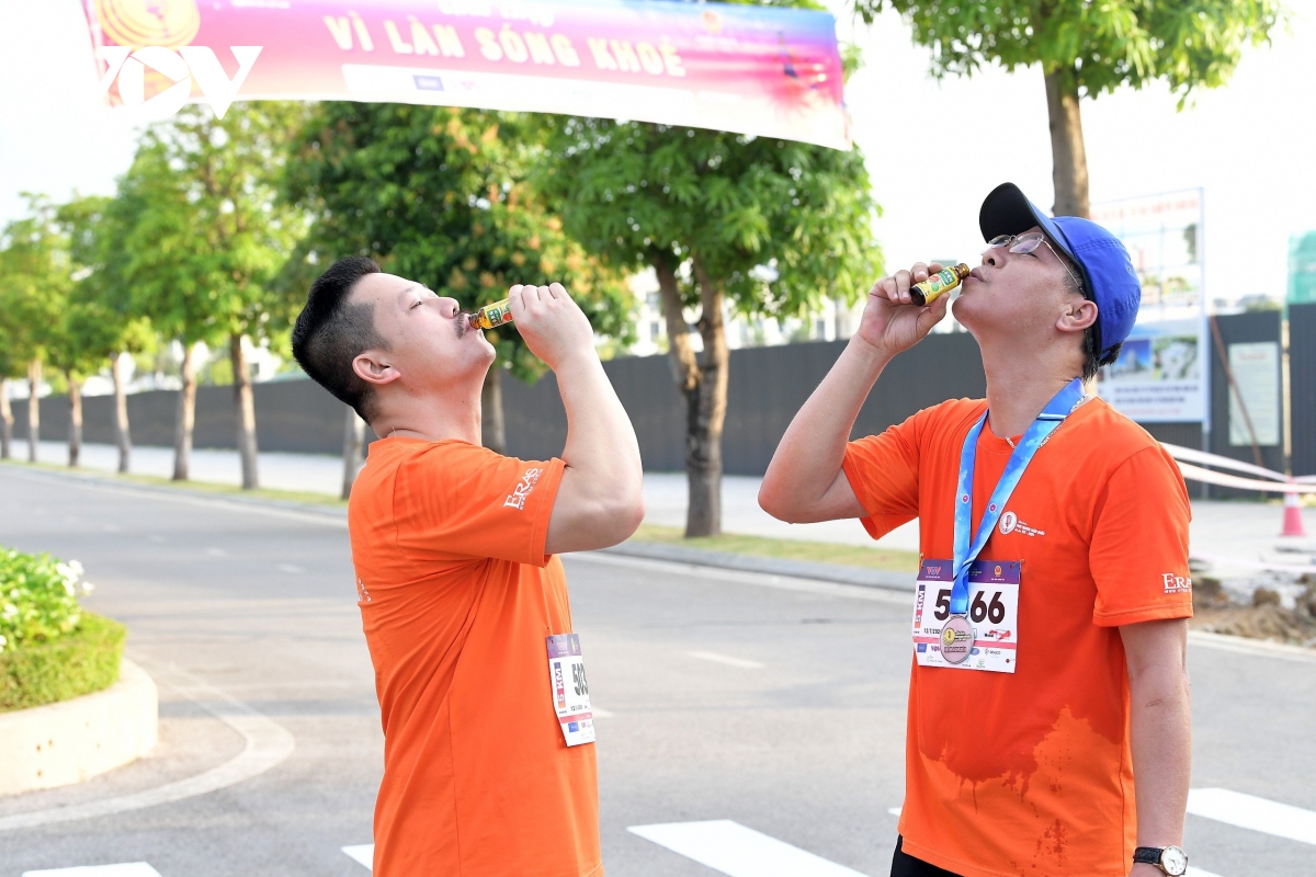 Liên hoan phát thanh toàn quốc lần thứ XVI: Phóng viên, biên tập hào hứng chạy "Vì làn sóng khỏe"- Ảnh 13.