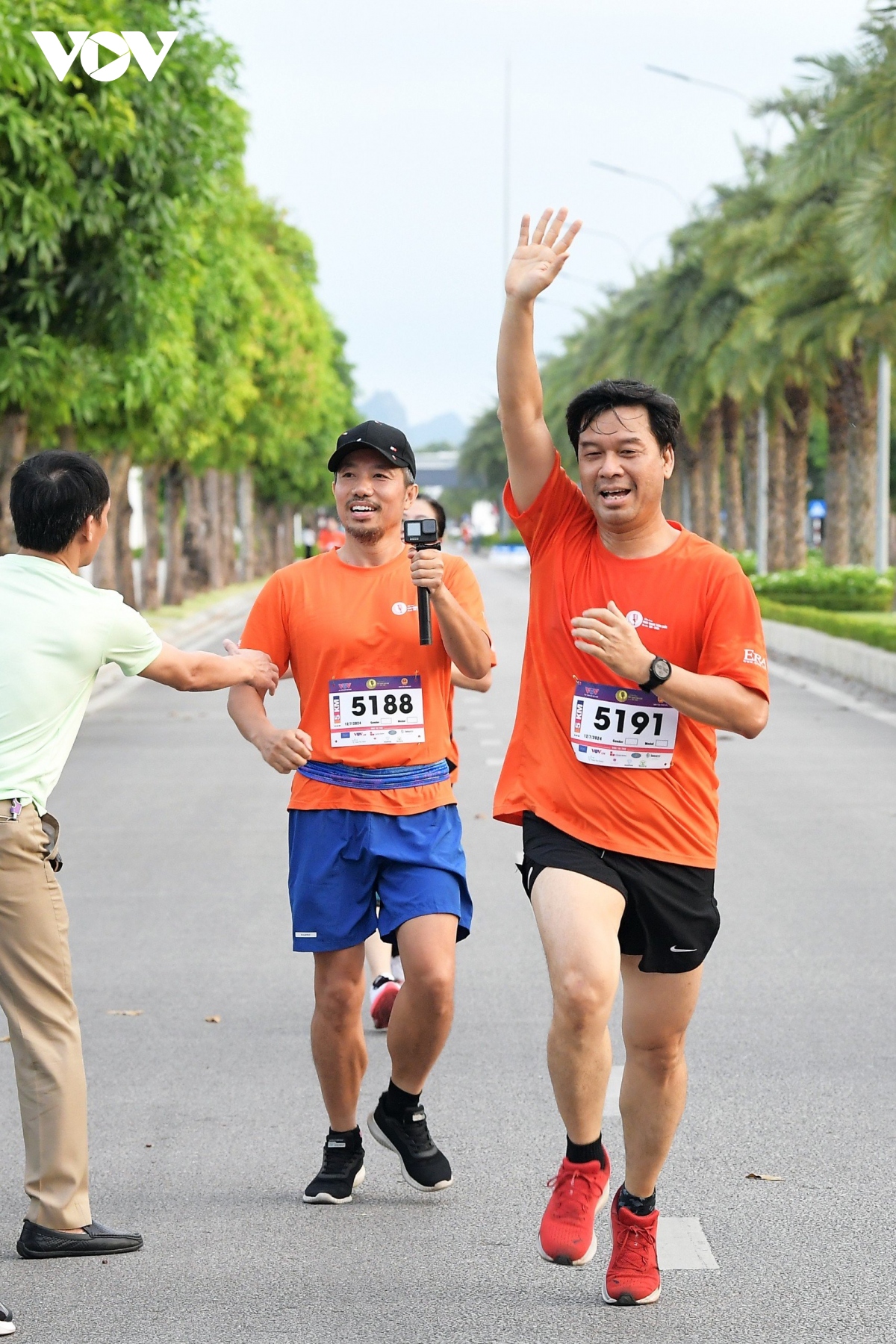 Liên hoan phát thanh toàn quốc lần thứ XVI: Phóng viên, biên tập hào hứng chạy "Vì làn sóng khỏe"- Ảnh 11.