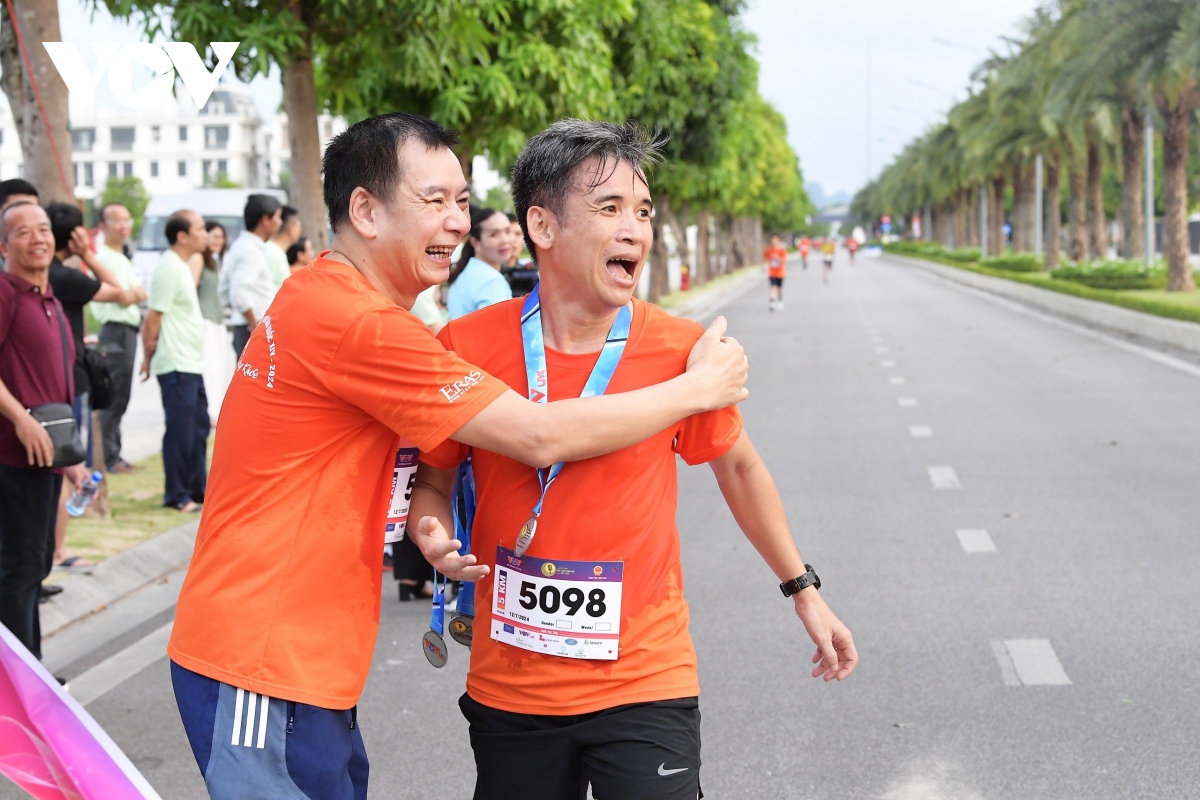 Liên hoan phát thanh toàn quốc lần thứ XVI: Phóng viên, biên tập hào hứng chạy "Vì làn sóng khỏe"- Ảnh 9.