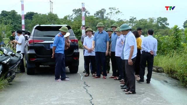 Phó Chủ tịch Ủy ban Nhân dân tỉnh Lê Đức Giang kiểm tra, chỉ đạo khắc phục sự cố đê tại thành phố Thanh Hóa và huyện Hậu Lộc- Ảnh 1.