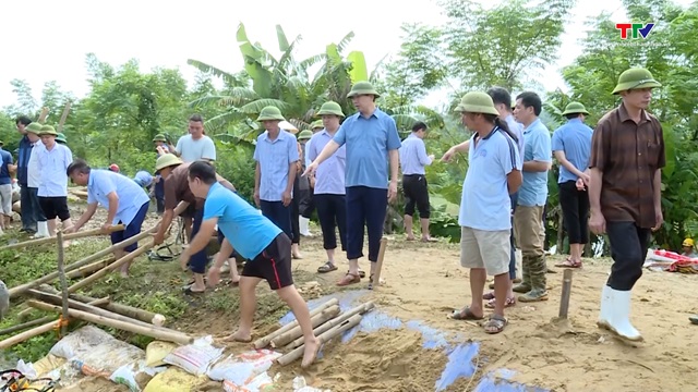 Phó Chủ tịch Ủy ban Nhân dân tỉnh Lê Đức Giang kiểm tra, chỉ đạo khắc phục sự cố đê tại thành phố Thanh Hóa và huyện Hậu Lộc- Ảnh 3.