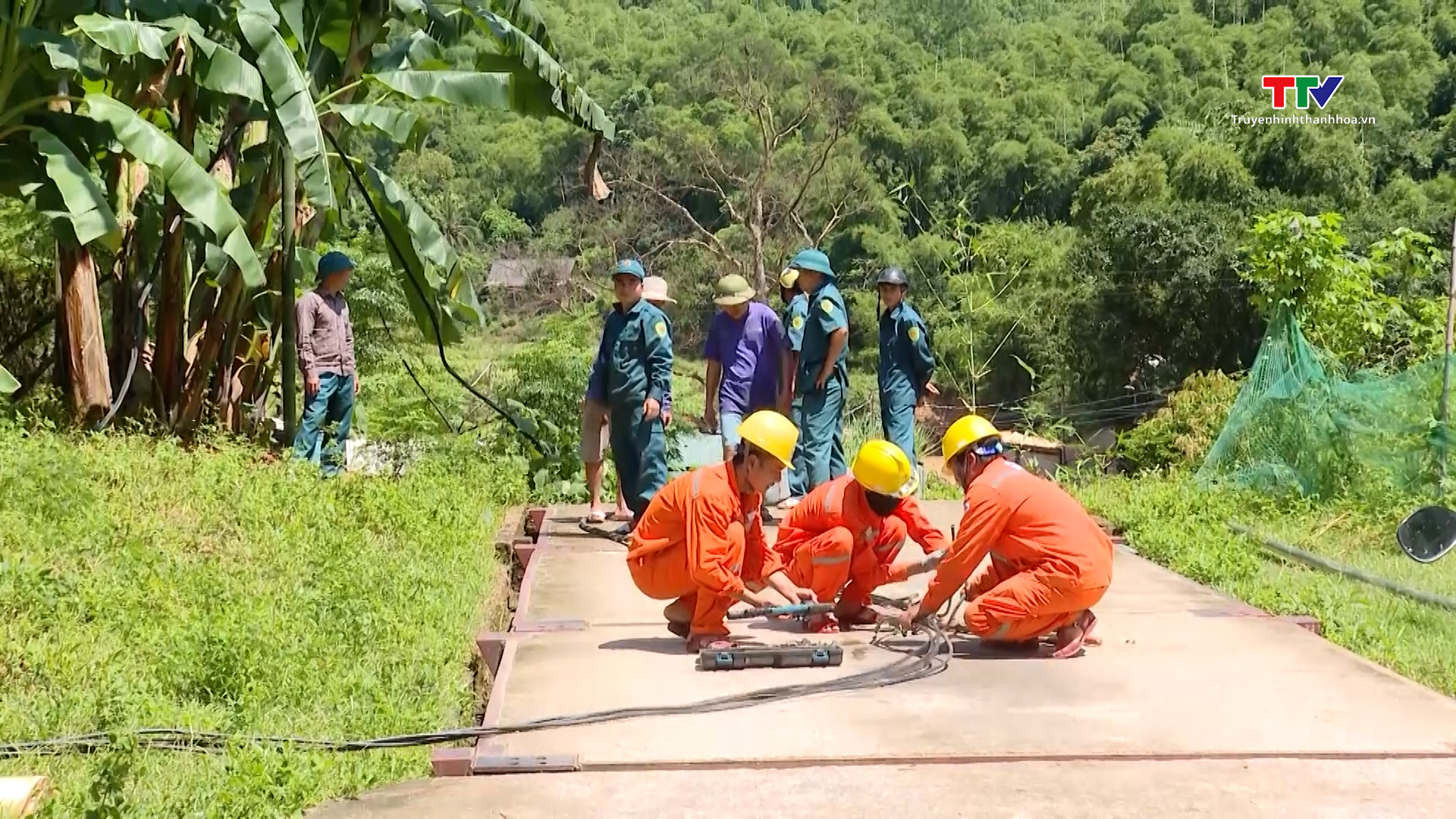 Quan Sơn: Nỗ lực cấp điện trở lại cho các bản gặp sự cố do mưa lũ- Ảnh 2.